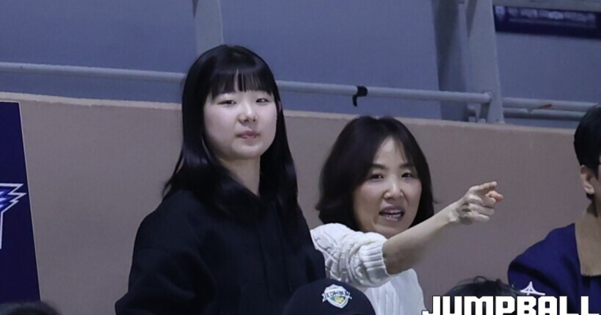 대표팀 소집 하루 전 등장한 곳은 타팀 경기장… 국가대표 가드의 크나큰 농구 사랑 “WKBL은 첫 직관이랍니다!”