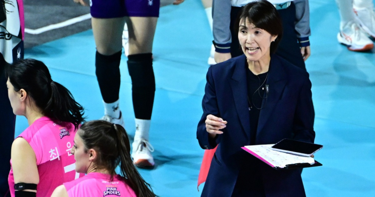 흥국생명, GS칼텍스에 완패... 선두 도로공사와 7점 차로 벌어지다