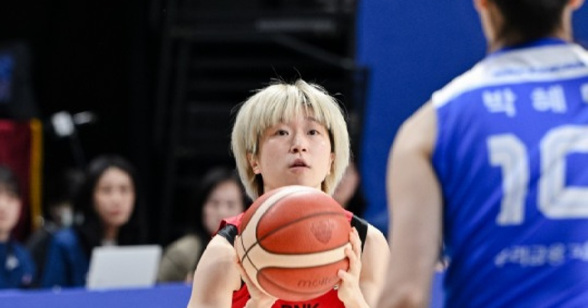 '안혜지 3점 슛 6개' BNK, 우리은행 66-56 제압...2연패 끊고 4위 탈환