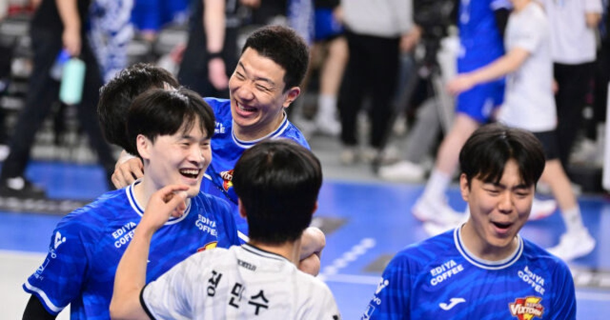 대한항공은 웃고 있다? 봄배구 간절한 한국전력, 선두 경쟁 중인 현대캐피탈 제압하고 연승 [MD천안]