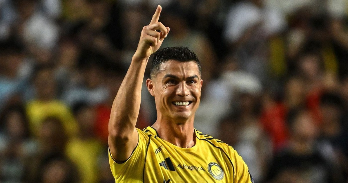 호날두, 스페인 2부 리그 알메리아 구단주로 등장