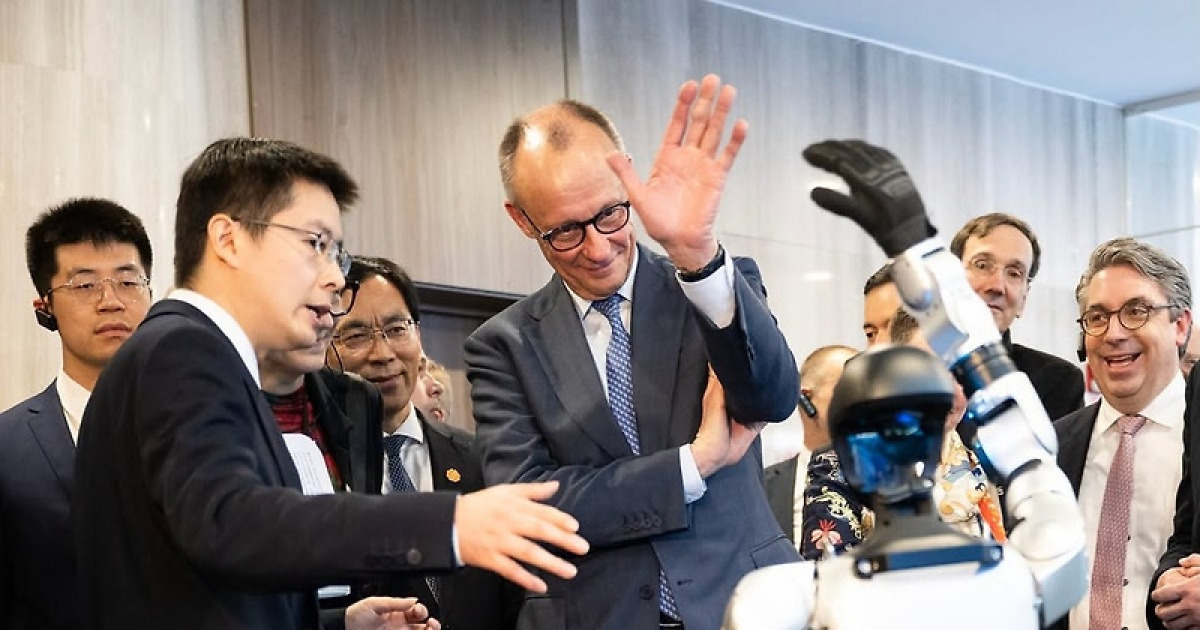 [영상]獨首相中西ベンツ自律走行車に乗って、「武術ロボット」と孫挨拶