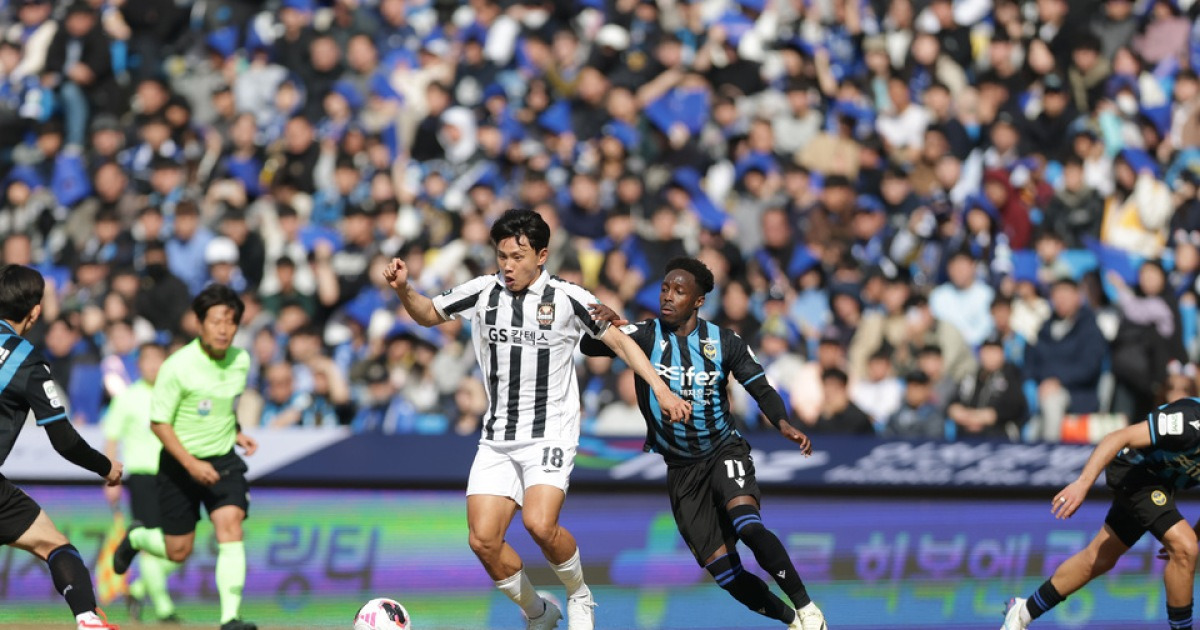 전석 매진 경인더비…인천, 복귀전서 서울에 1-2 패