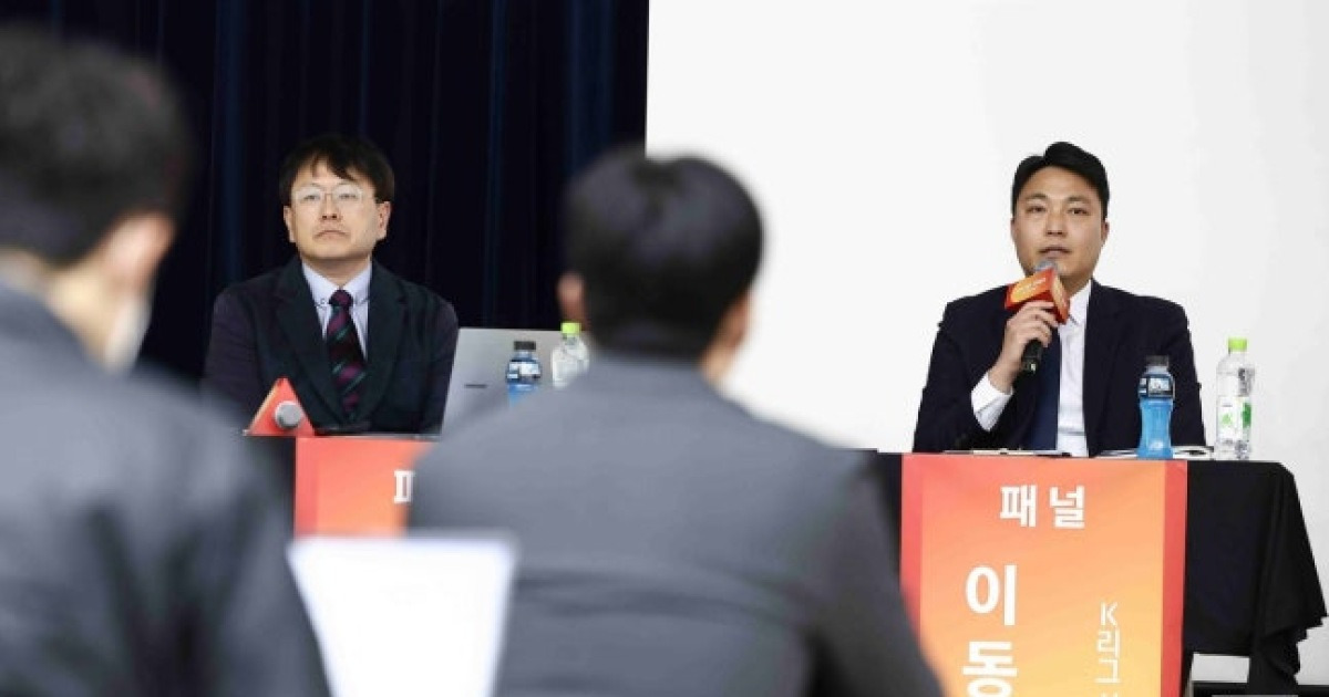 '판정 논란'에 고개 숙였던 이동준 심판, 경기 시작 2분 만에 그라운드 떠났다...무슨 일?