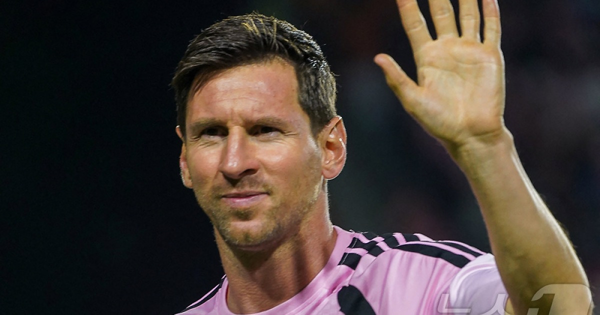 메시의 아찔한 순간, 친선경기서 난입한 팬에게 넘어질 뻔했다