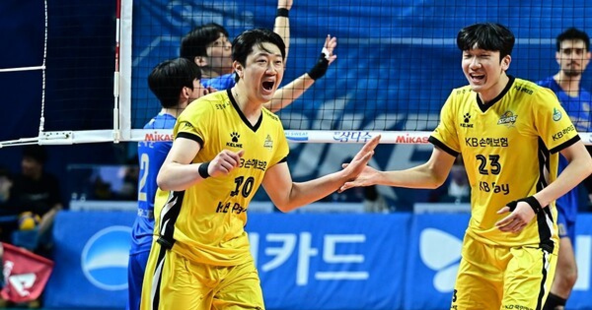 '나경복 19점' KB손해보험, 풀세트 접전 끝에 우리카드 3-2 제압