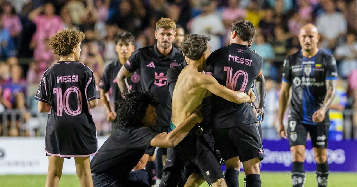 메시, 친선전에서 관중 난입으로 쓰러지다