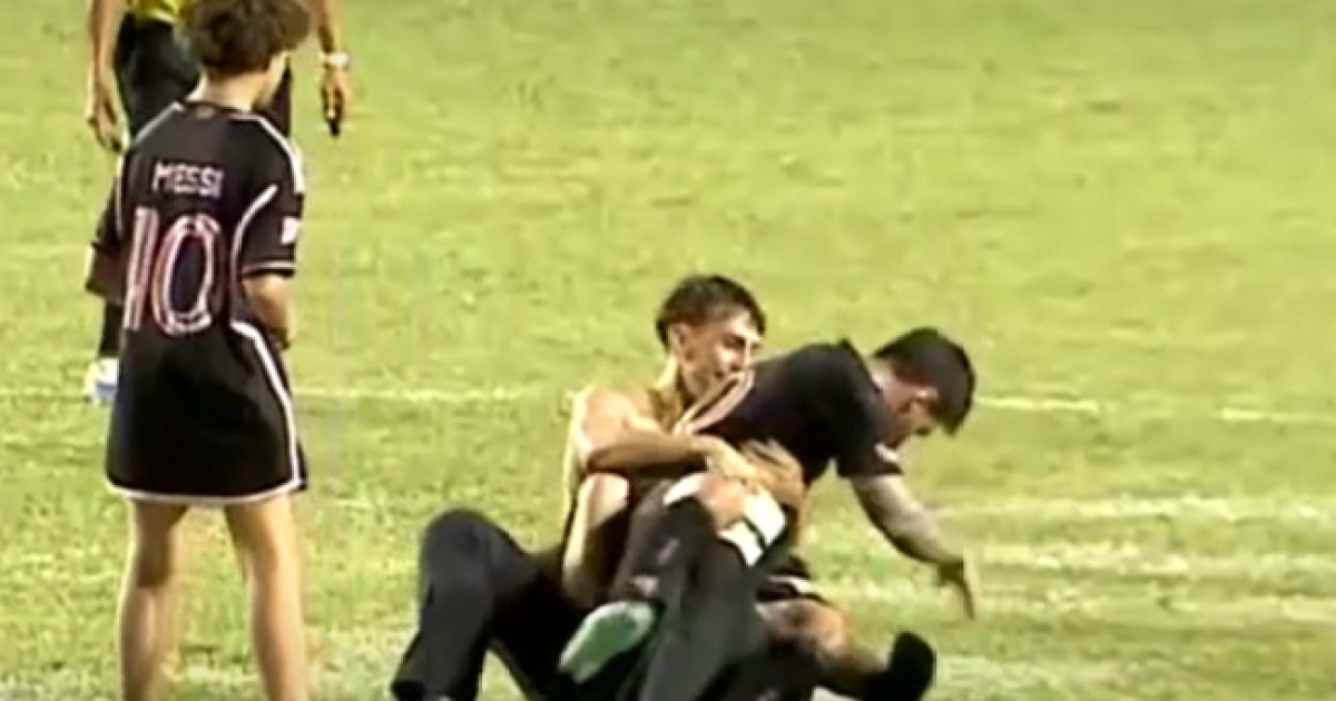 ‘메시 한숨 푹푹’ 손흥민 만나 참패하더니…이번엔 경기 도중 ‘팬 난입’ 휘말려 쓰러졌다