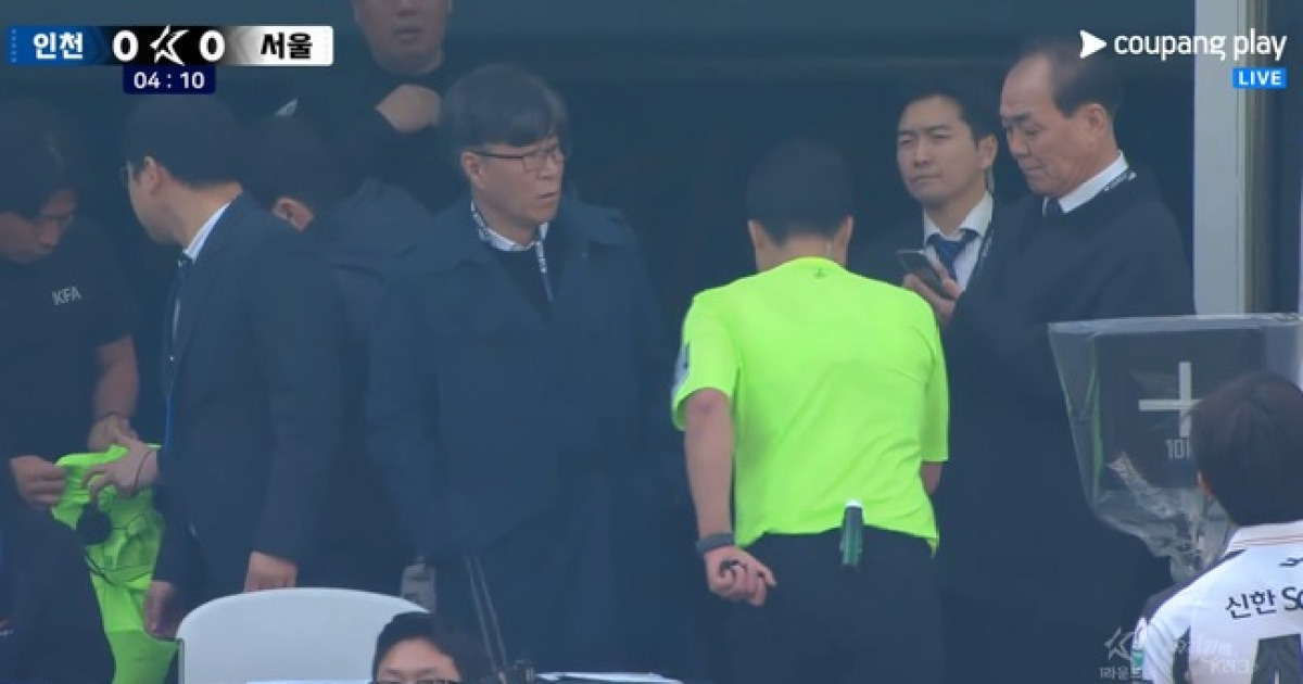 인천-서울 개막전, 돌발 상황으로 중단... 주심 부상에 경기 잠시 중단