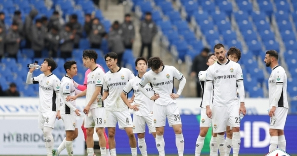 강원 FC, K리그1 개막전서 울산에 1-3 패배