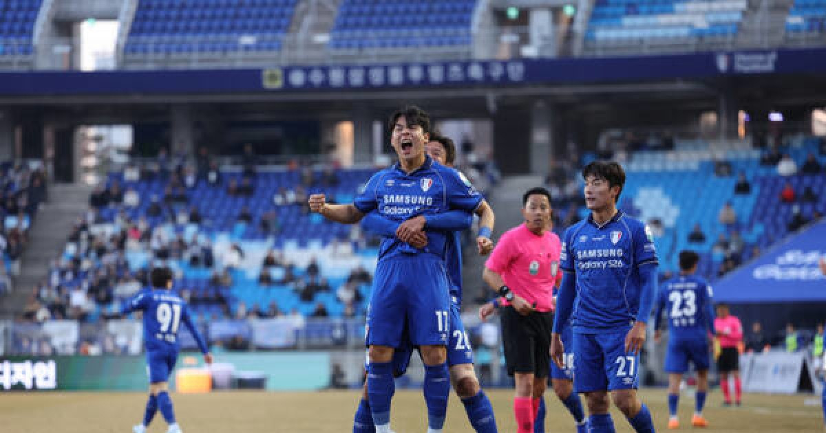 수원 삼성이 서울 이랜드를 2-1로 격파하며 2026 K리그2 시즌을 성공적으로 시작했다