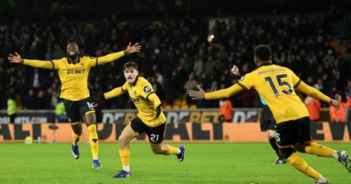 울버햄프턴, 8경기 무승 탈출에成功...EPL 역대 최低 승점 기록 피했다