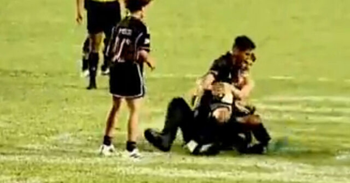 '아르헨티나가 숨죽였다'…경기장 난입한 팬이 메시에게 살인 태클