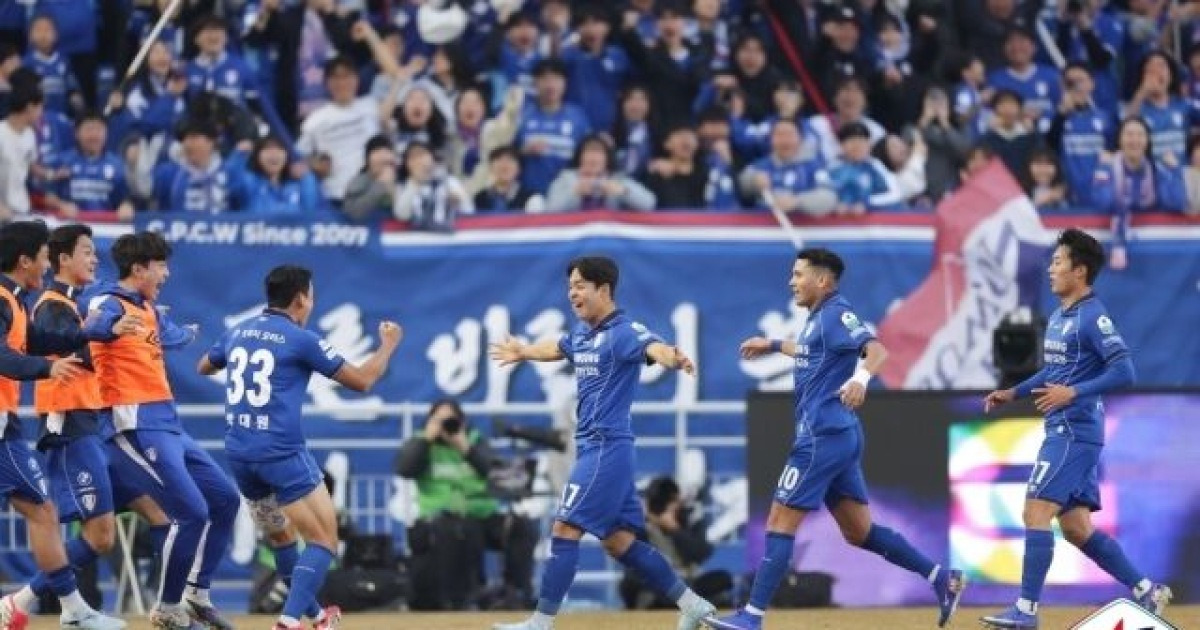 '2만 4071명' K리그2 역대 최다 관중 기록 경신…이정효 감독은 수원 데뷔전서 역전승