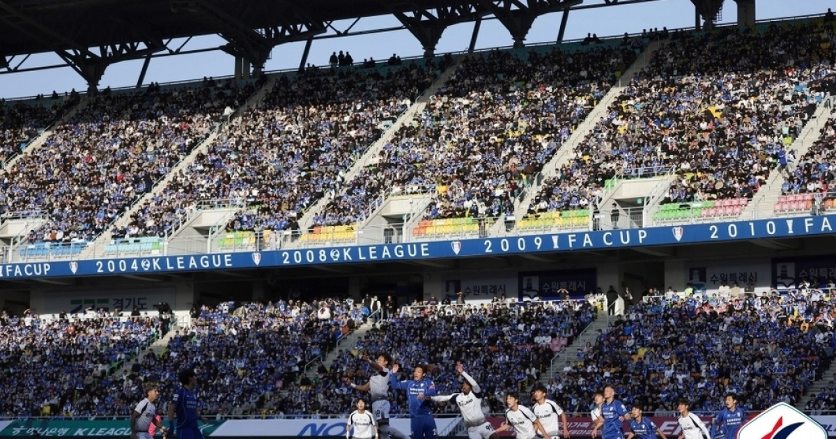 ‘K리그2 최다 관중’ 수원 이정효 데뷔전서 난적 서울 이랜드에 2-1 역전승