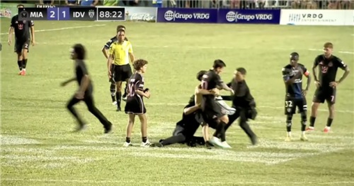 메시, 난입 관중과 충돌...幸히 부상 없이 경기를 마쳐