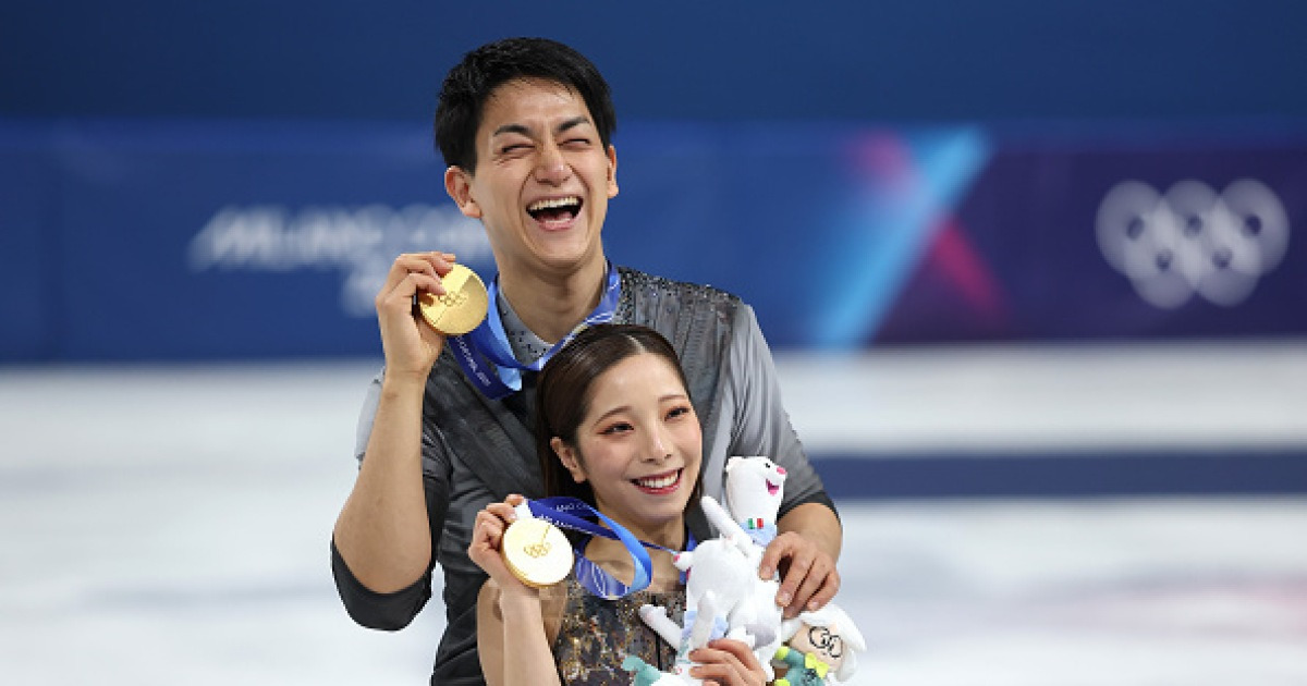 ‘어쩐지 연기가 너무 진하더라?’ 금메달 딴 일본 피겨 커플, 알고보니 실제 연인이었다…포상금만 6억 원 ‘대박' [2026 동계올림픽]