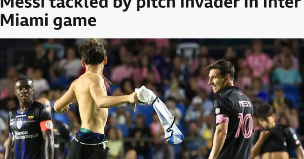 '아르헨티나가 숨죽였다' 메시, '난입 관중'에게 살인태클 당했다..."다행히 큰 부상 없어"