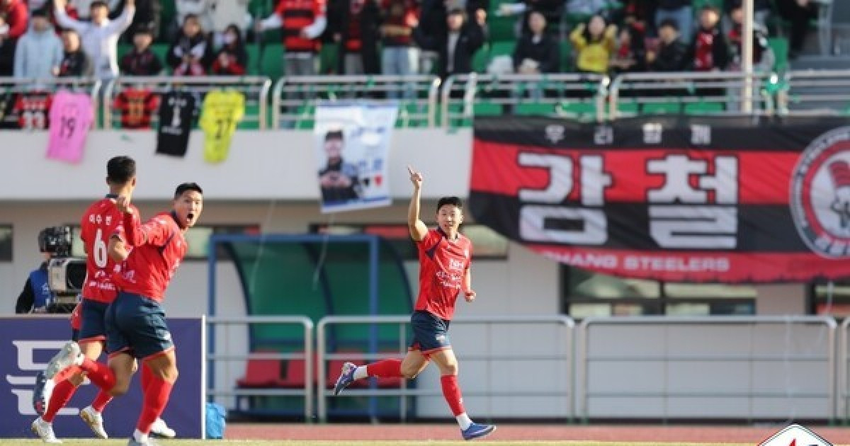 [K리그1 1R] 1부 '새 얼굴' 주승진 감독, 데뷔전서 아쉬운 승점 1점...김천, 포항 혈투 끝 1-1 무승부