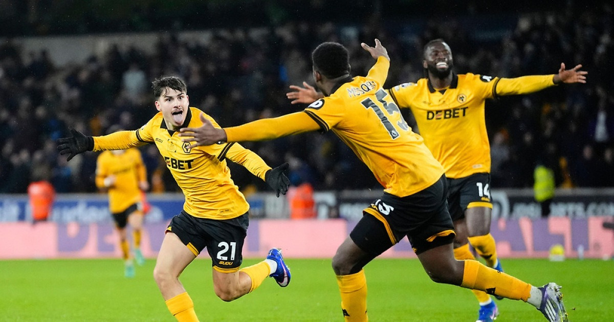 고춧가루 부대로 변신한 울버햄프턴, 3위 애스턴 빌라에 2-0 승리