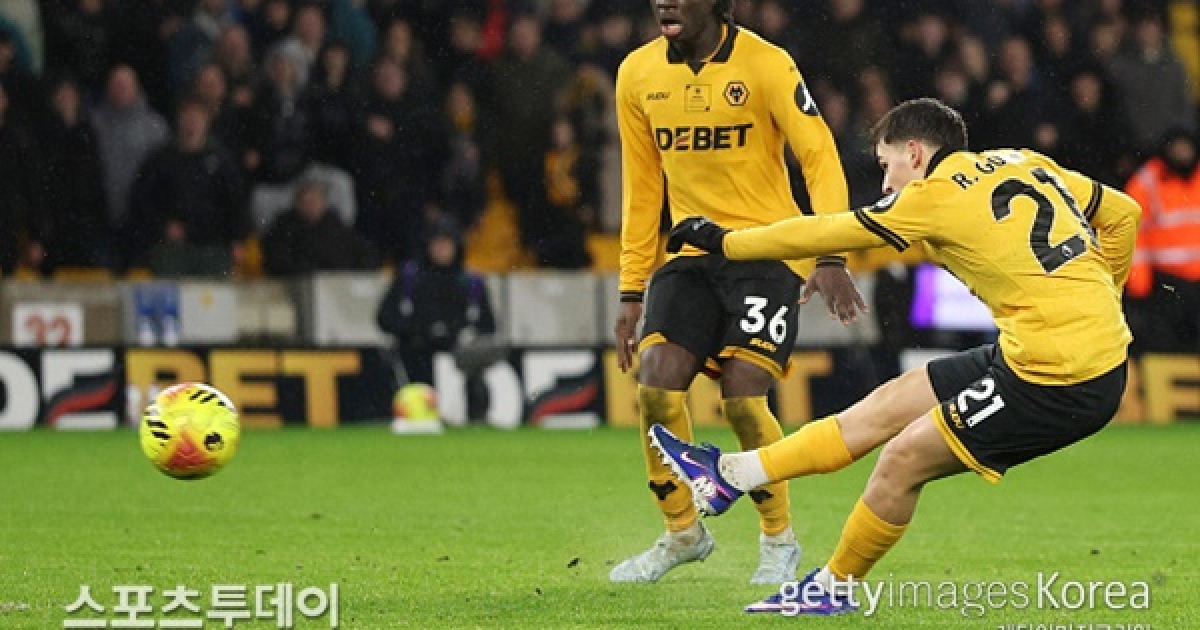 '꼴찌' 울버햄튼, '3위' 애스턴 빌라에 2-0 완승…황희찬은 부상 결장
