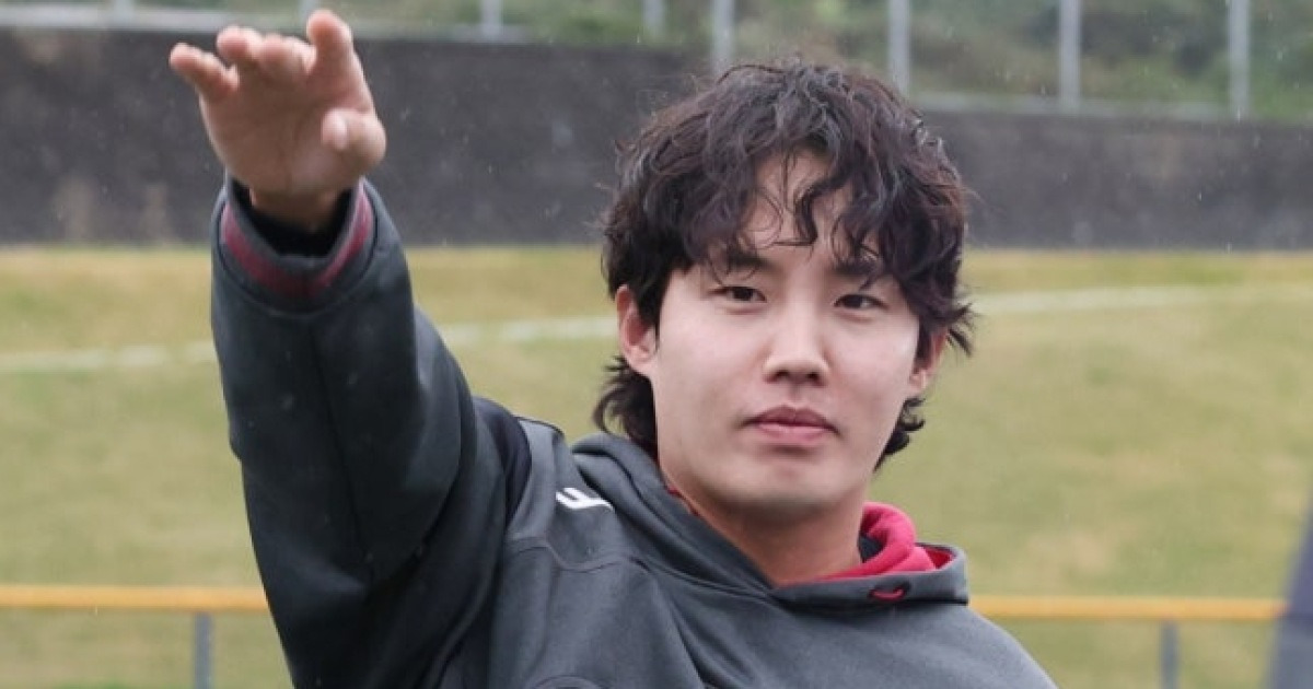 "염경엽 감독님 제게 귀인이시죠" 임찬규가 떠올린 2023년 그날, 사령탑 한마디가 모든 걸 바꿨다 [오키나와 현장]