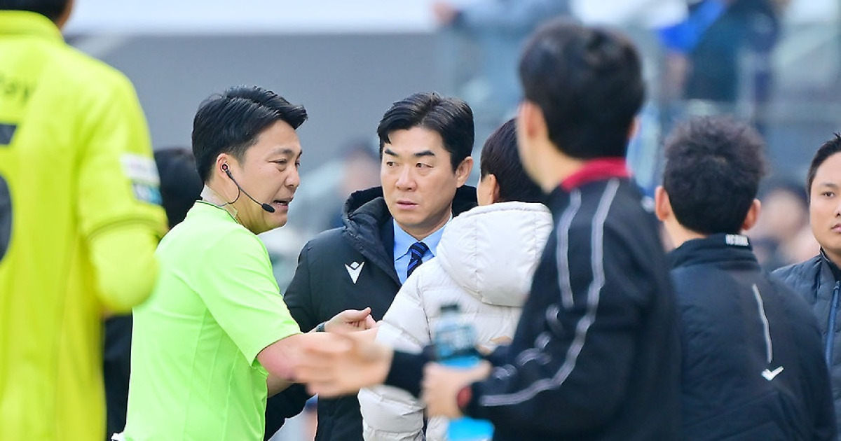 K리그1 개막전 전반 4분 만에 깜짝 중단…경기장서 무슨 일이? [인천 현장]