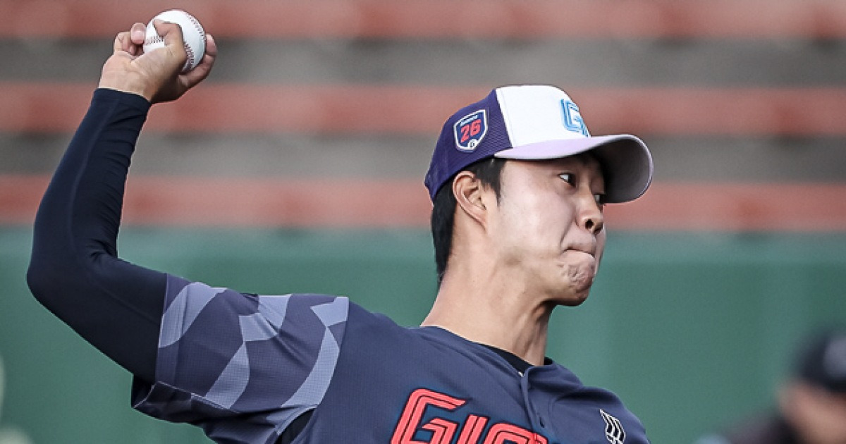 벌써 154㎞ 퍽! 롯데 윤성빈, 1군 첫 세이브 해냈다! → 지바롯데 1군 맹추격 따돌려 [미야자키 현장]