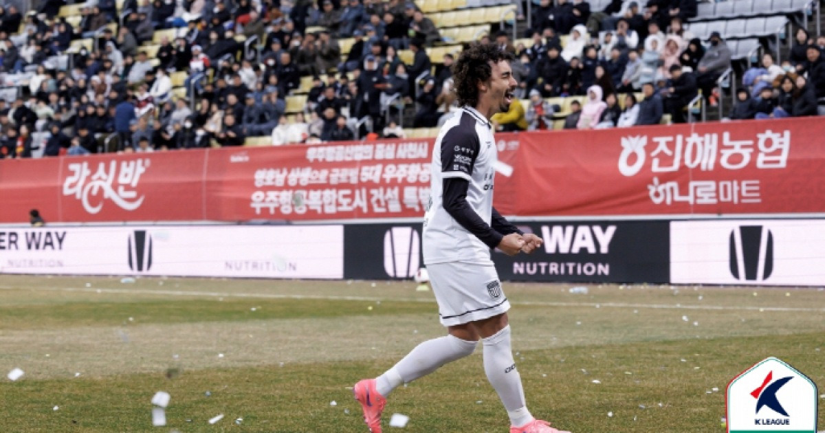 전남, 발디비아 맹활약에 4대1 대승... K리그2 개막전서 기세 띄우다