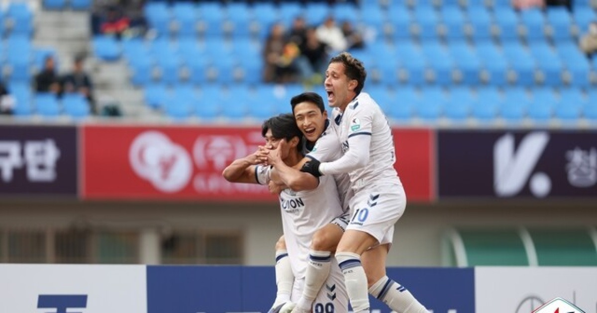 수원 FC, 충북청주에 4-1 대승... 승격 기대감 고조