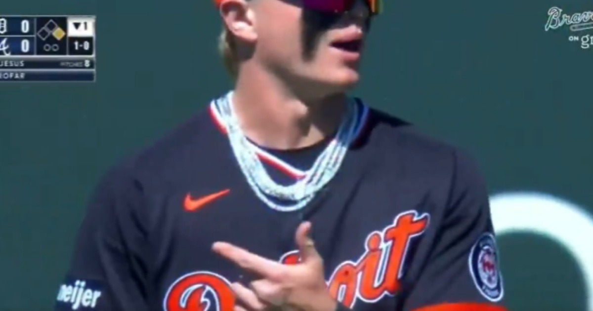 '계약금 111억' 22세 유망주, 수비 실수 영상 350만 회…목걸이까지 도마