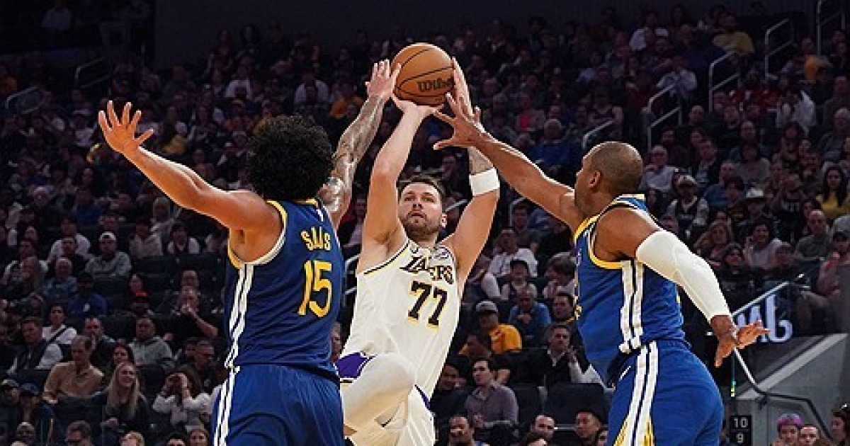 ‘돈치치·르브론 48점 합작’ LAL, 커리·포르징기스 빠진 GSW 제물로 3연패 탈출