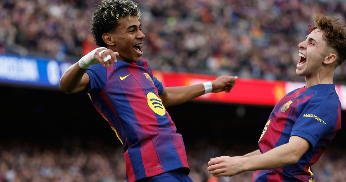 라민 야말이 비야레알전에서 득점 후 동료와 기뻐하는 장면