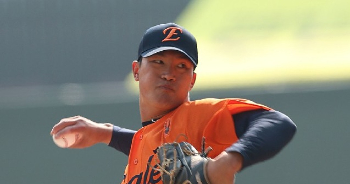 한화는 ERA 54.00 무명투수도 150km 던진다…1군행 청신호? 강속구보다 더 강력한 무기에 눈길