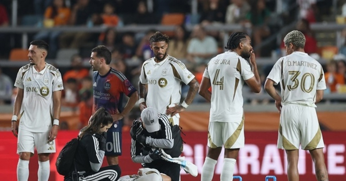 '악' 손흥민 발목 노린 살인 태클→'부상 우려' LAFC 감독 직접 밝혔다 "더 심각할 뻔했는데..."