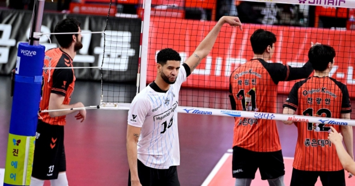 현대캐피탈, 연패 끊고 OK저축은행 완파... 선두 대한항공 턱밑 추격 [V리그]