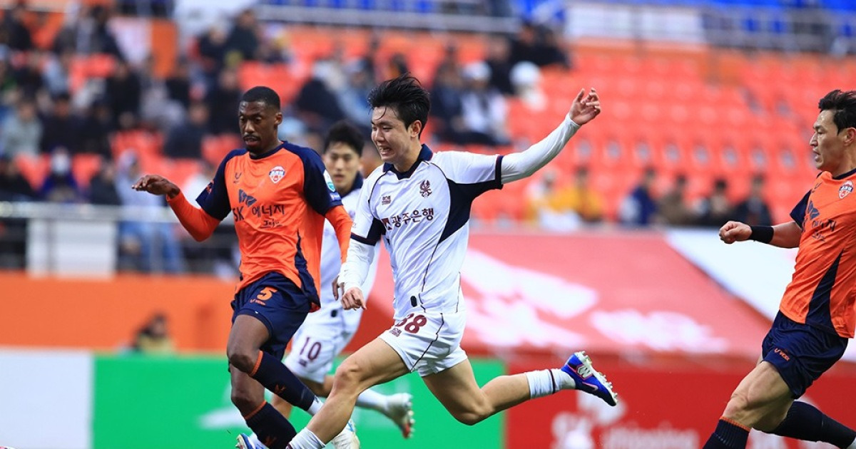 광주FC, 제주 원정에서 수적 우위에도 무승부 기록