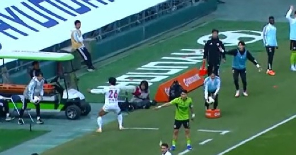 이승우, 스로인 지연하려 '다른 공 던지고-돌아오니 다시 차넣고'... 무슨 매너인가