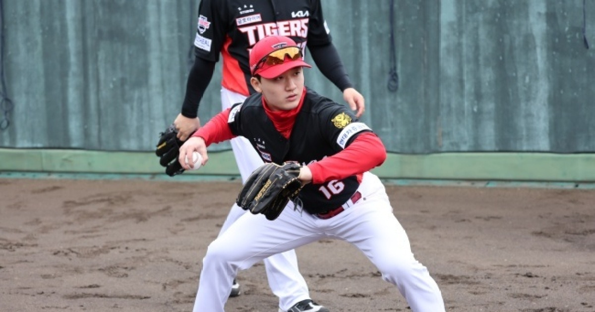 "지명타자도 생각" 사령탑은 어떻게든 쓰려고 한다...기대와 물음표 공존, 5년차 천재친구는 KIA 뜨겁게 만들까 [오!쎈 오키나와]