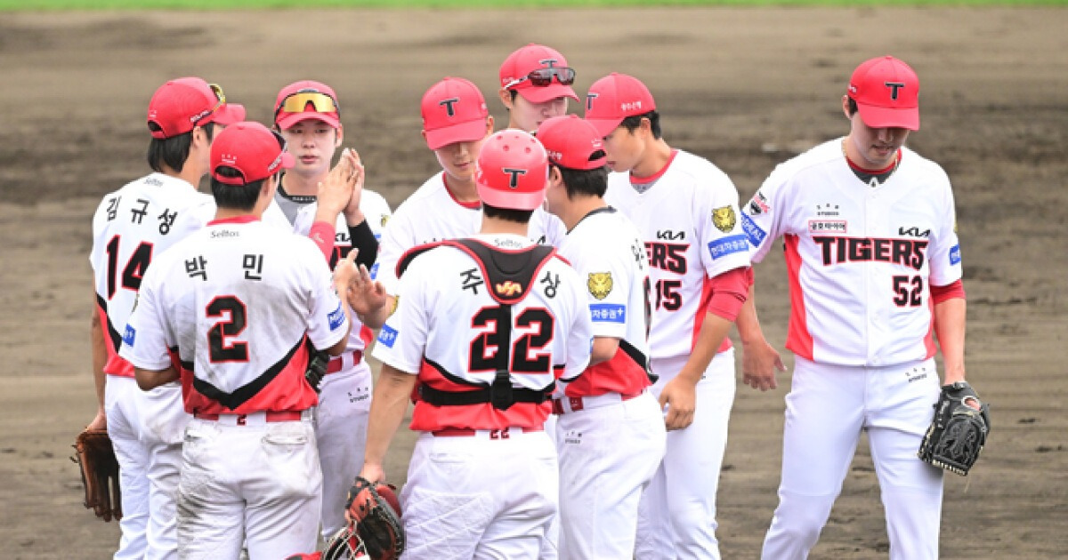 15안타 방망이에 간절한 수비와 주루, 첫 승 따낸 이범호 감독 "이게 내가 바라는 모습" [오!쎈 오키나와]