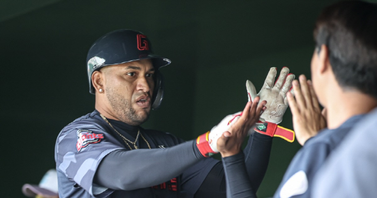 '나승엽-고승민' 빠진 롯데, 개막전 타순 99% 나왔다! → 3경기 '복붙' 라인업 힌트[미야자키 현장]