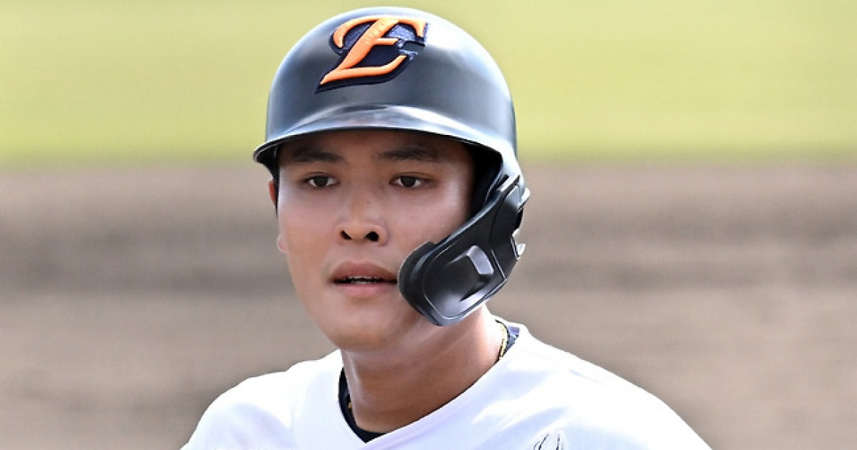 "외야 글러브 있나?" 김경문 감독의 눈, 다시 한번 통할까…"10년 동안 한 포수 내려놓기 서운했는데"