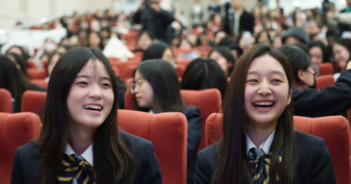 "학교의 자랑"…최가온·신지아, 교복 입고 환하게 웃은 올림픽 영웅
