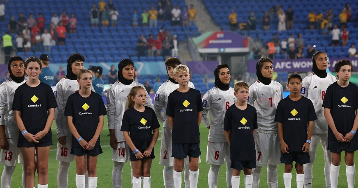 이란 여자 축구 대표팀, 국가 제창 거부로 세계의 관심을 끌다
