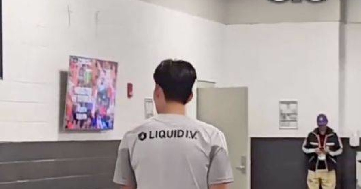 손흥민, 거친 견제에도 팬들을 위한 사인회