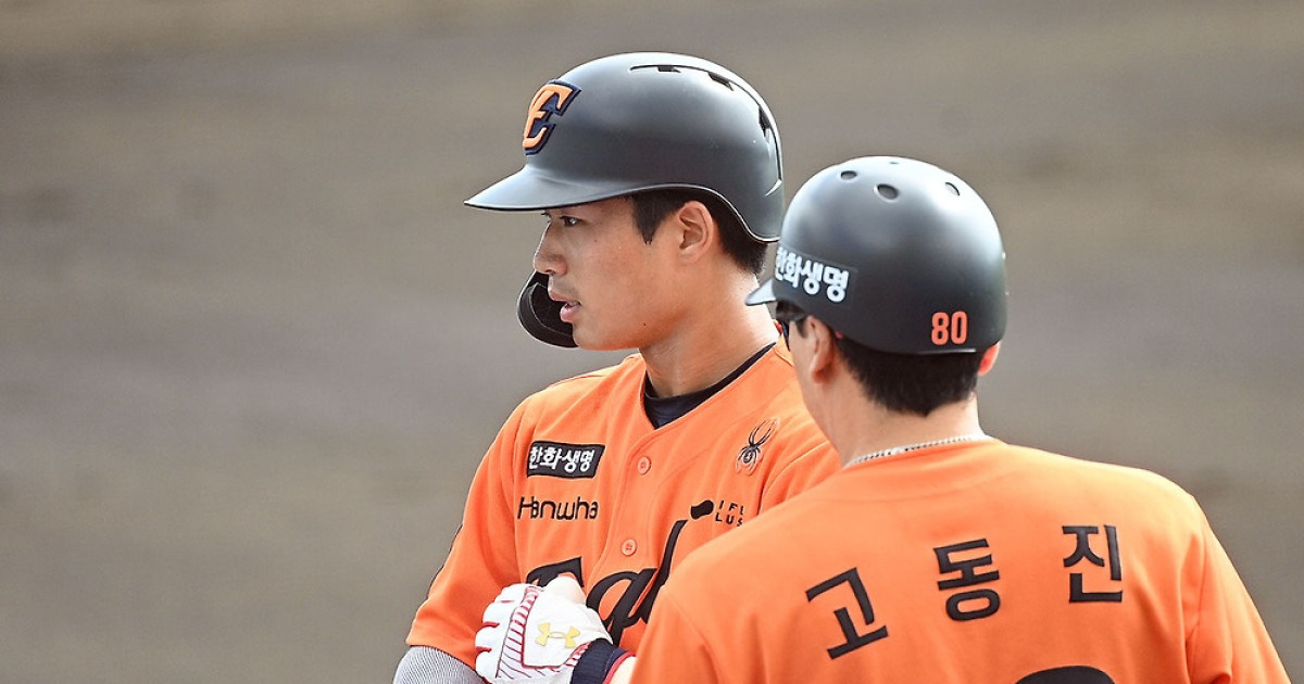 한화에 이런 루키 있었나? '연습경기 8G 연속안타→홈런포로 화룡점정'…"전 홈런타자 아냐, 기분 업되지 않고 평소대로" [오키나와 인터뷰]