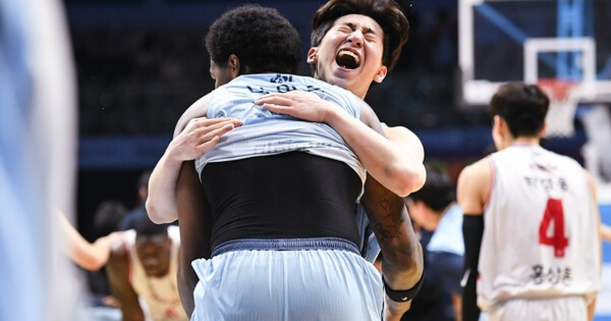 [STN@현장] 소노, 대견하다!...'4초 남기고 정관장에 역전승' 손창환 감독의 미소