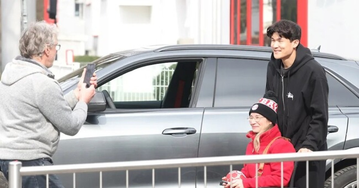 '뮌헨 선수들 2억원짜리 슈퍼카 타고 패싱' 김민재는 달랐다...휠체어 탄 팬 안아준 인성, 독일서 '박수 갈채'