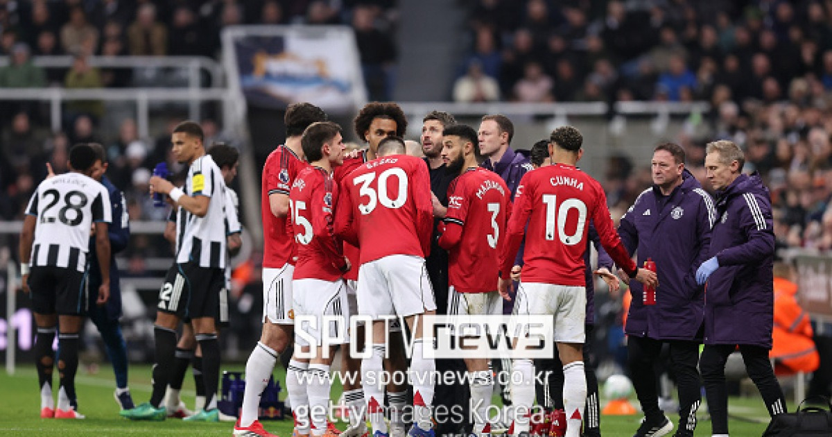 ‘명장~’ 캐릭의 질주가 멈췄다, 맨유 ‘10명’ 뉴캐슬에 졸전…역습 한방에 실점 1-2 패