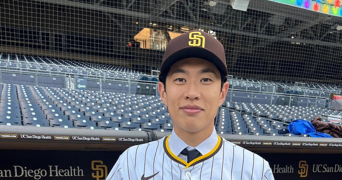 첫 유격수 선발 출전 송성문, MLB 시범경기 첫 홈런